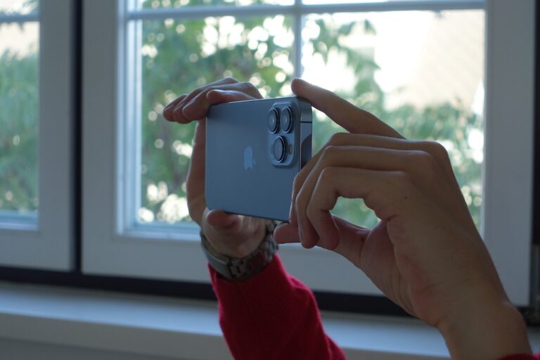 découvrez l'iphone 16 pro, le dernier modèle d'apple alliant performance exceptionnelle, design raffiné et innovations technologiques avancées. plongez dans une expérience mobile inégalée avec son appareil photo révolutionnaire et ses fonctionnalités intelligentes.