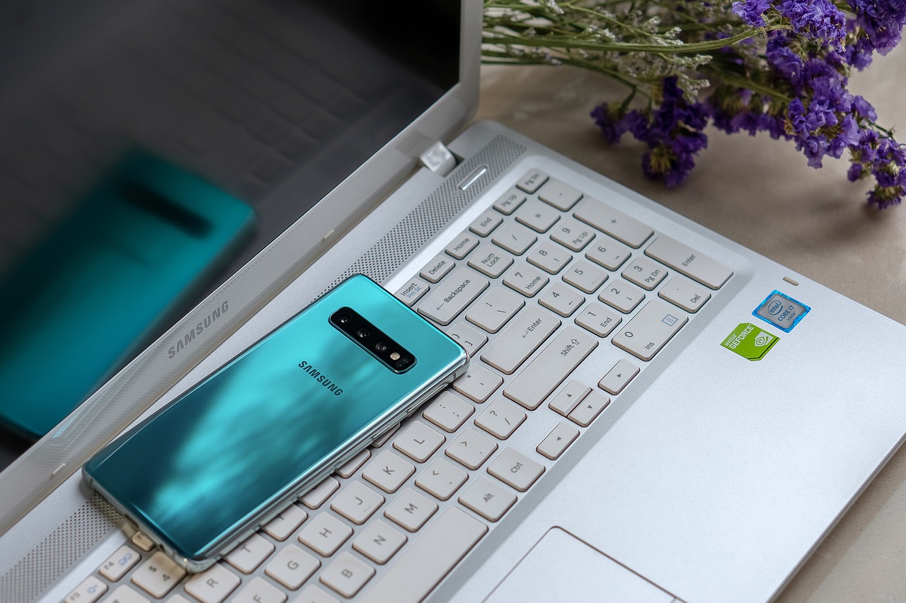 découvrez le samsung galaxy s24 ultra, le smartphone haut de gamme qui allie performance exceptionnelle, design élégant et fonctionnalités innovantes. profitez d'une expérience photographique incomparable avec son appareil photo avancé, une batterie longue durée et un écran amoled époustouflant. idéal pour les professionnels et les passionnés de technologie.